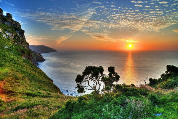 Sonnenuntergang am Meer an der britischen Küste