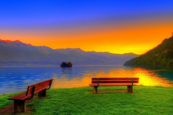 Bancs au coucher du soleil au bord du lac
