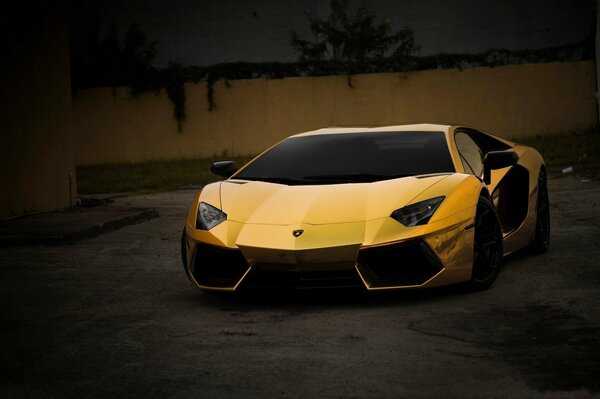 Złoty Lamborghini jedzie ulicą
