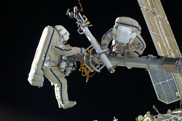 Российские космонавты в открытом космосе