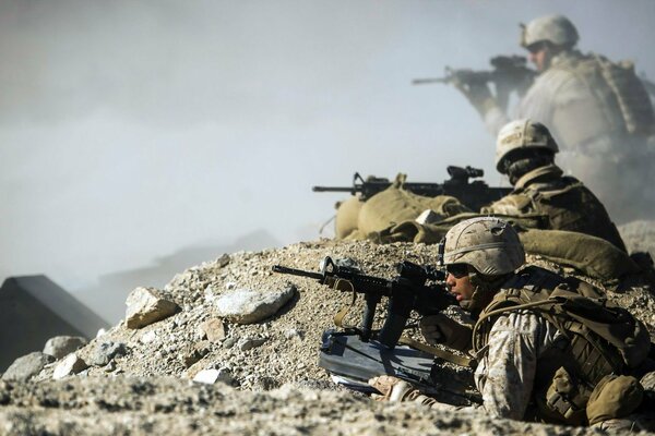 Soldati in trincea con armi. Afghanistan