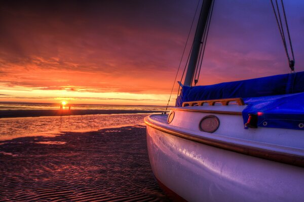 Yacht am Ufer bei Sonnenuntergang