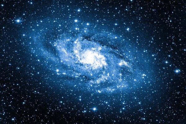 Звездная галактика мерцает синим цветом