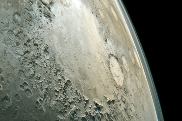 Blick aus dem Weltraum auf die Krater des Planeten