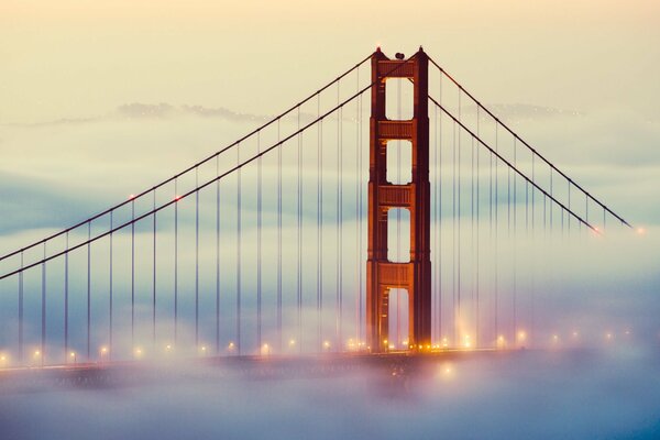 Le brouillard engloutit le pont de San Francisco