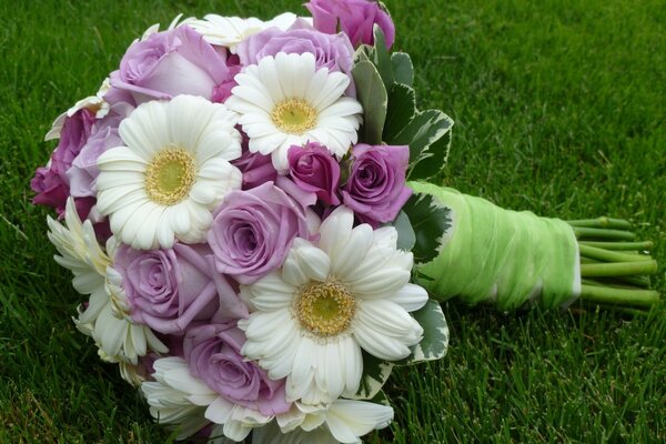 Bouquet de mariage avec des marguerites et des roses