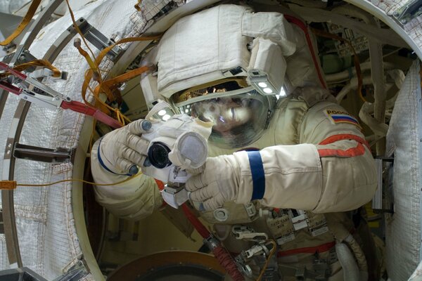 Passeggiata spaziale di un cosmonauta russo