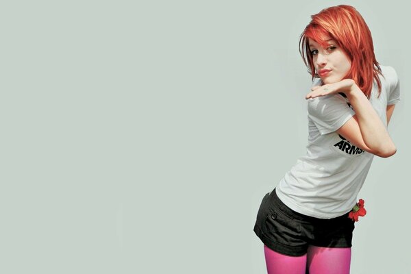 Ruda hayley williams w szortach i różowych rajstopach