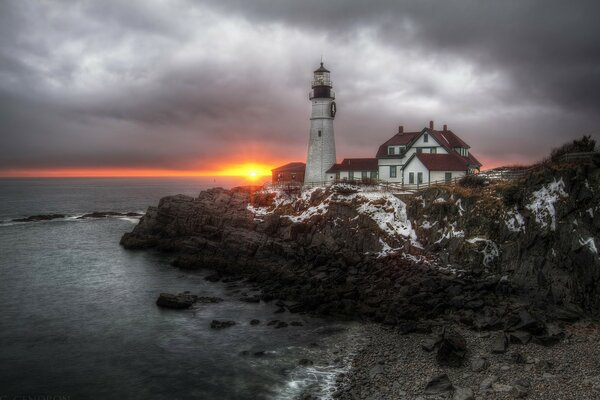 Faro en los Estados Unidos junto al mar, en tiempo nublado