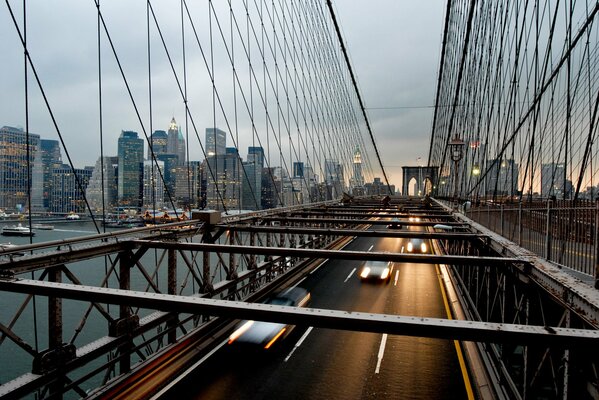 Durchfahrt über die Brücke. New York