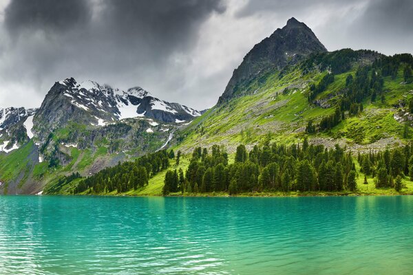 Lago di montagna in cima alle montagne innevate