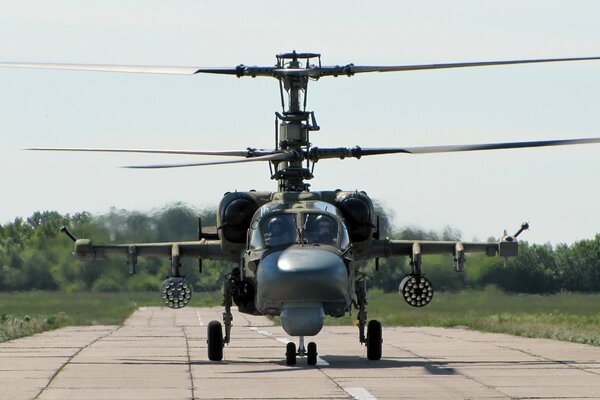 Helicóptero Ka-52 en la pista en Siberia