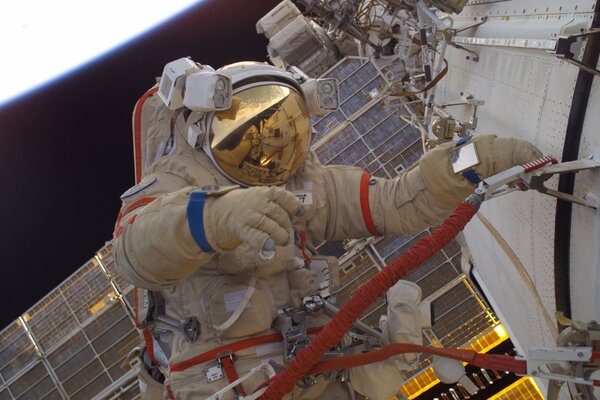 Cosmonaute en combinaison spatiale dans l espace ouvert