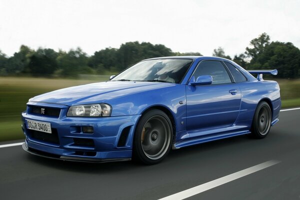 Blauer Nissan Skyline auf der Straße