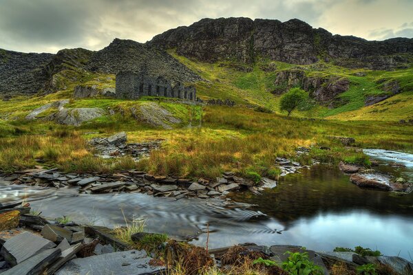 Ruines dans les montagnes près de la rivière