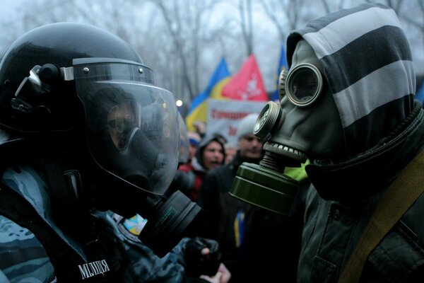 Resistance of protesters with police in helmets