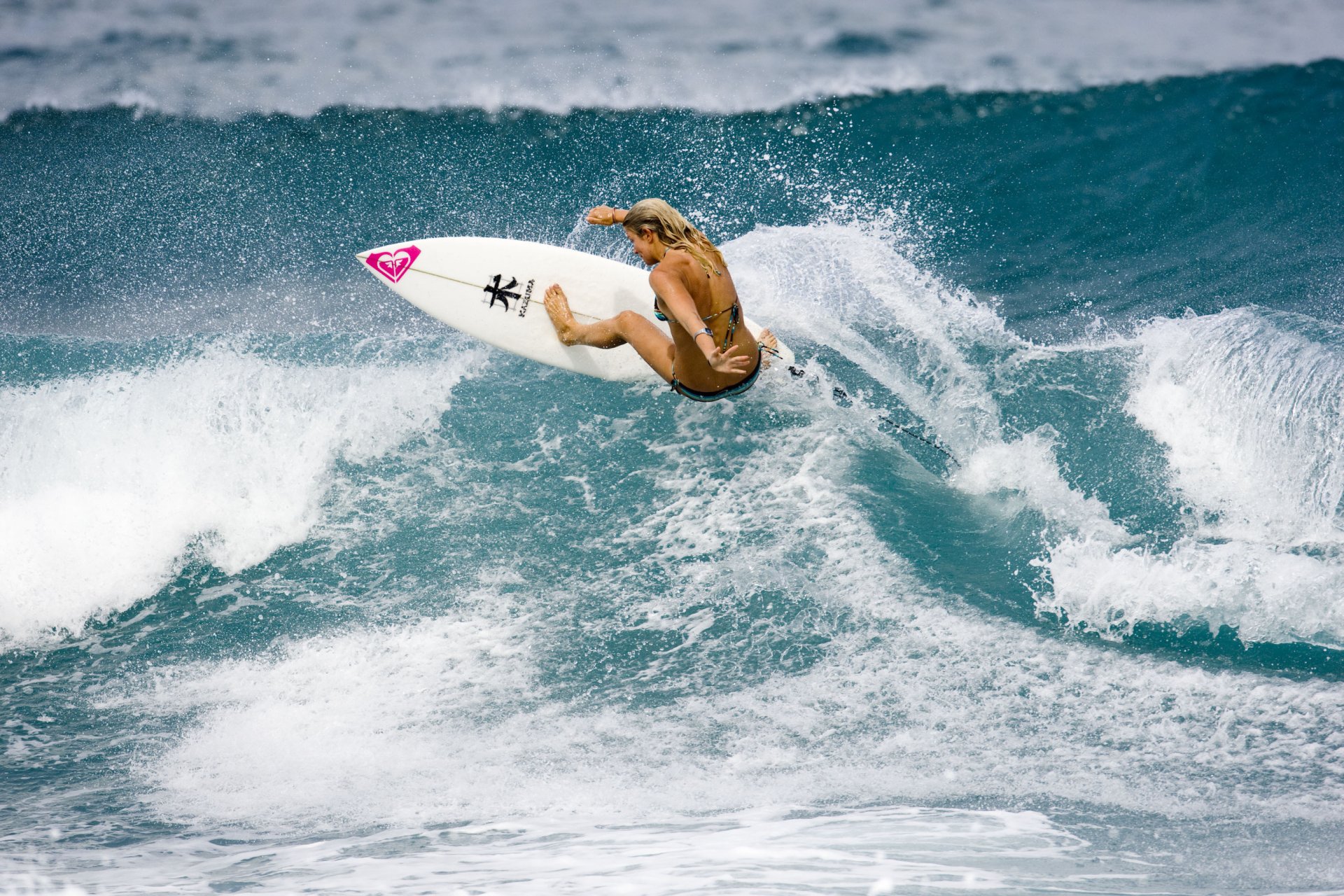 ragazza surfing sport oceano bordo