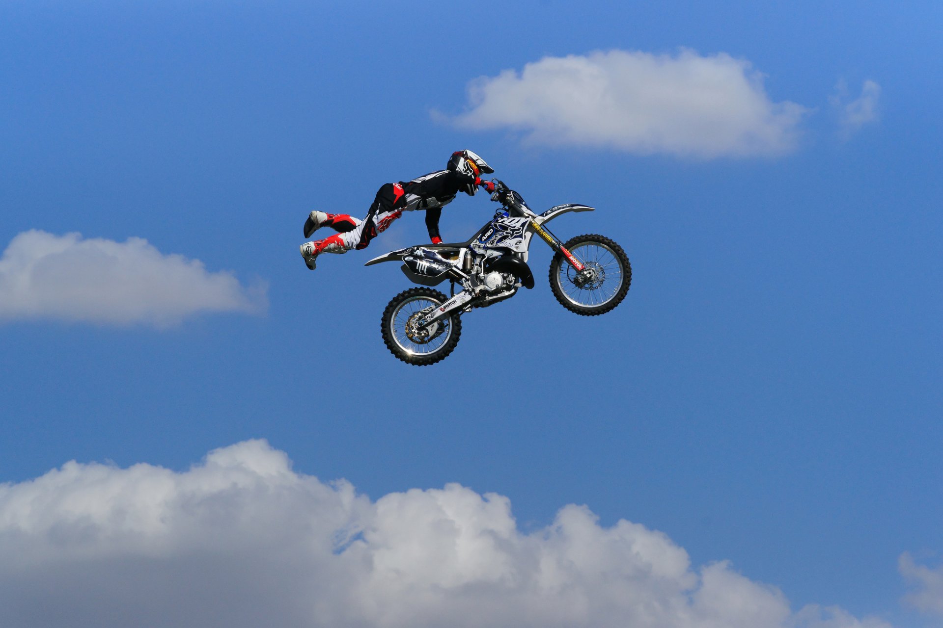 motorrad motocross sprung mann wolken himmel