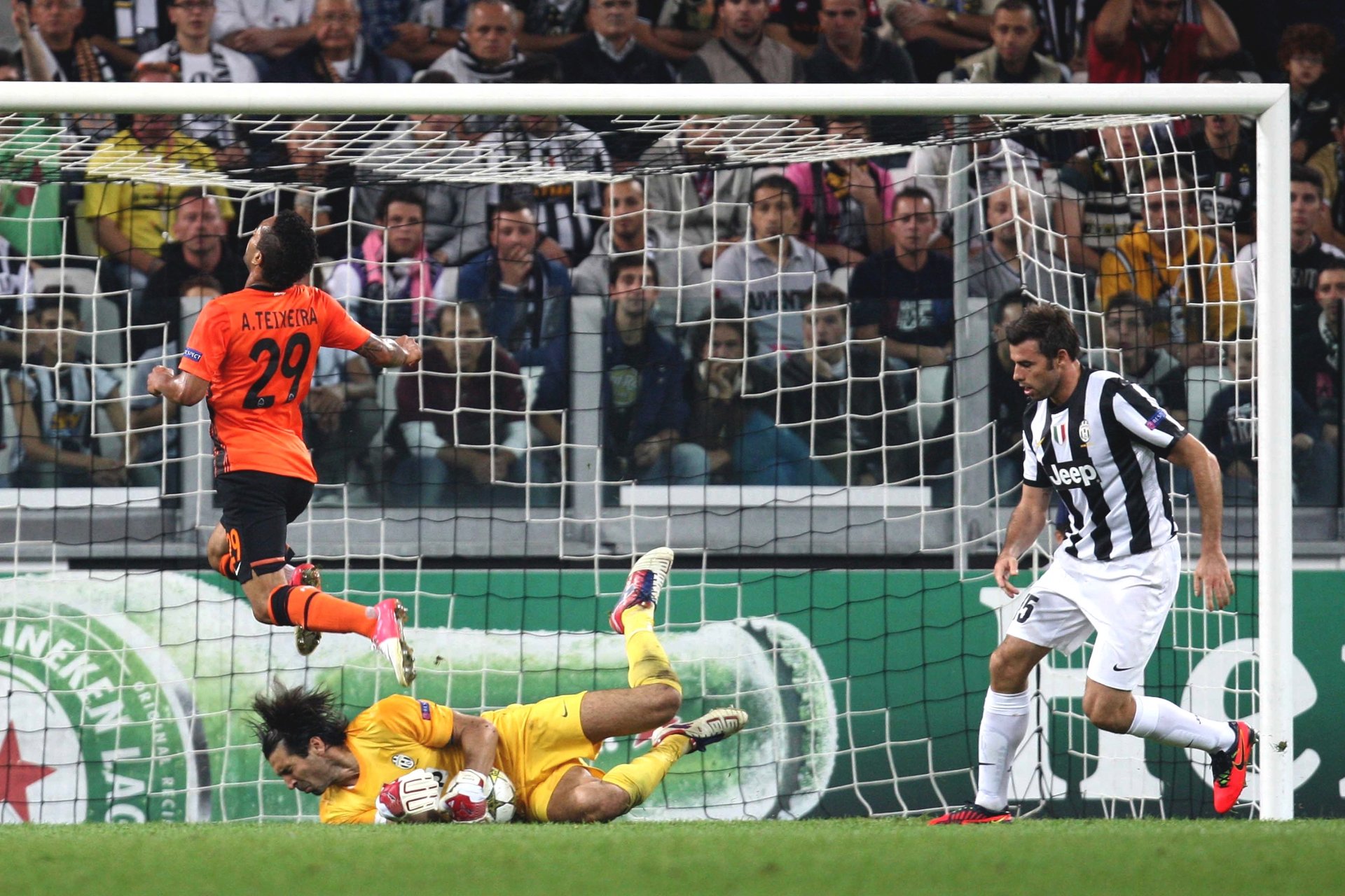 minatore donetsk juventus calcio partita sport alex teixeira gianluigi buffon andrea barzagli