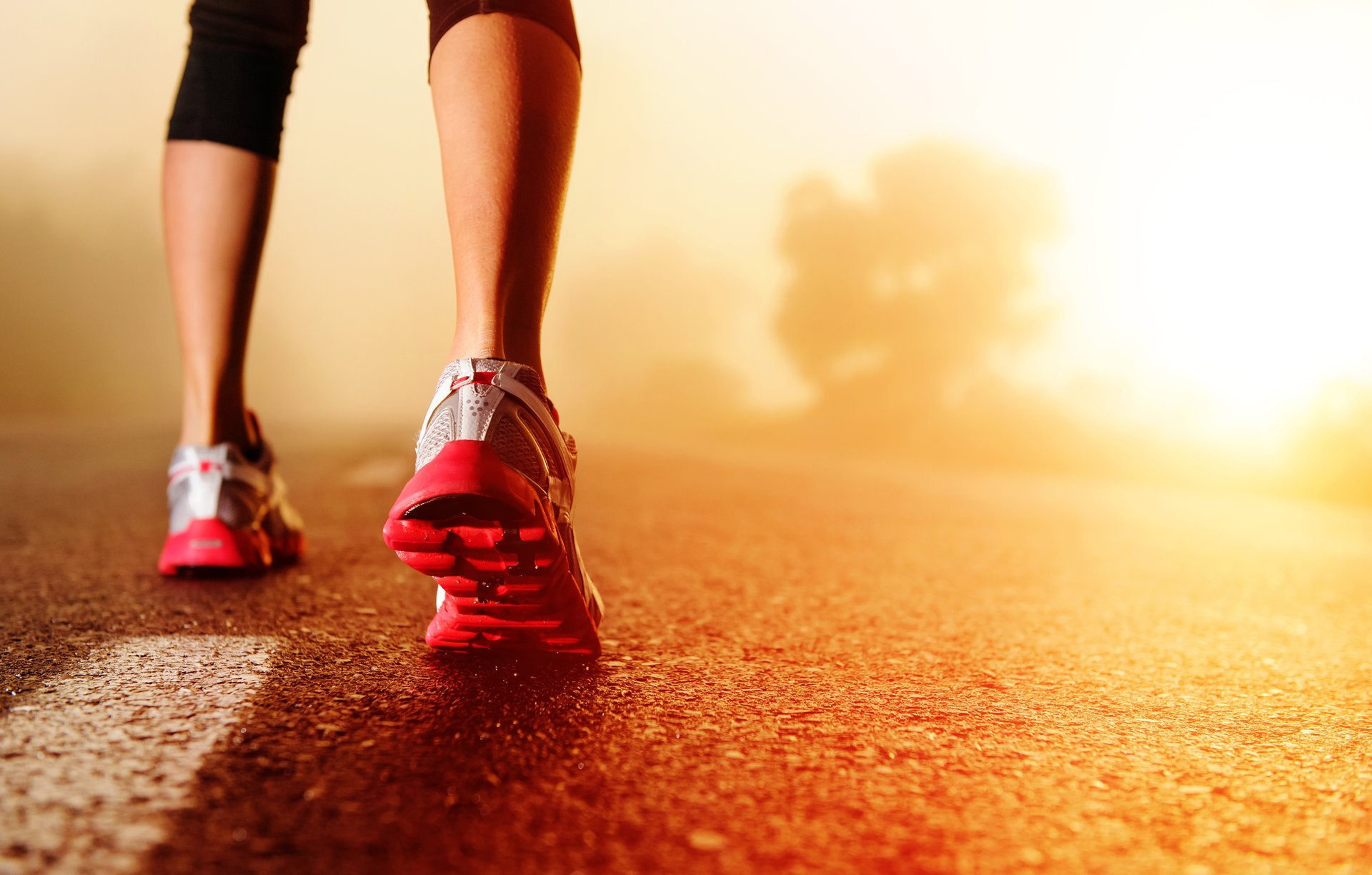 chica correr pies zapatillas de deporte carretera asfalto mañana amanecer sol