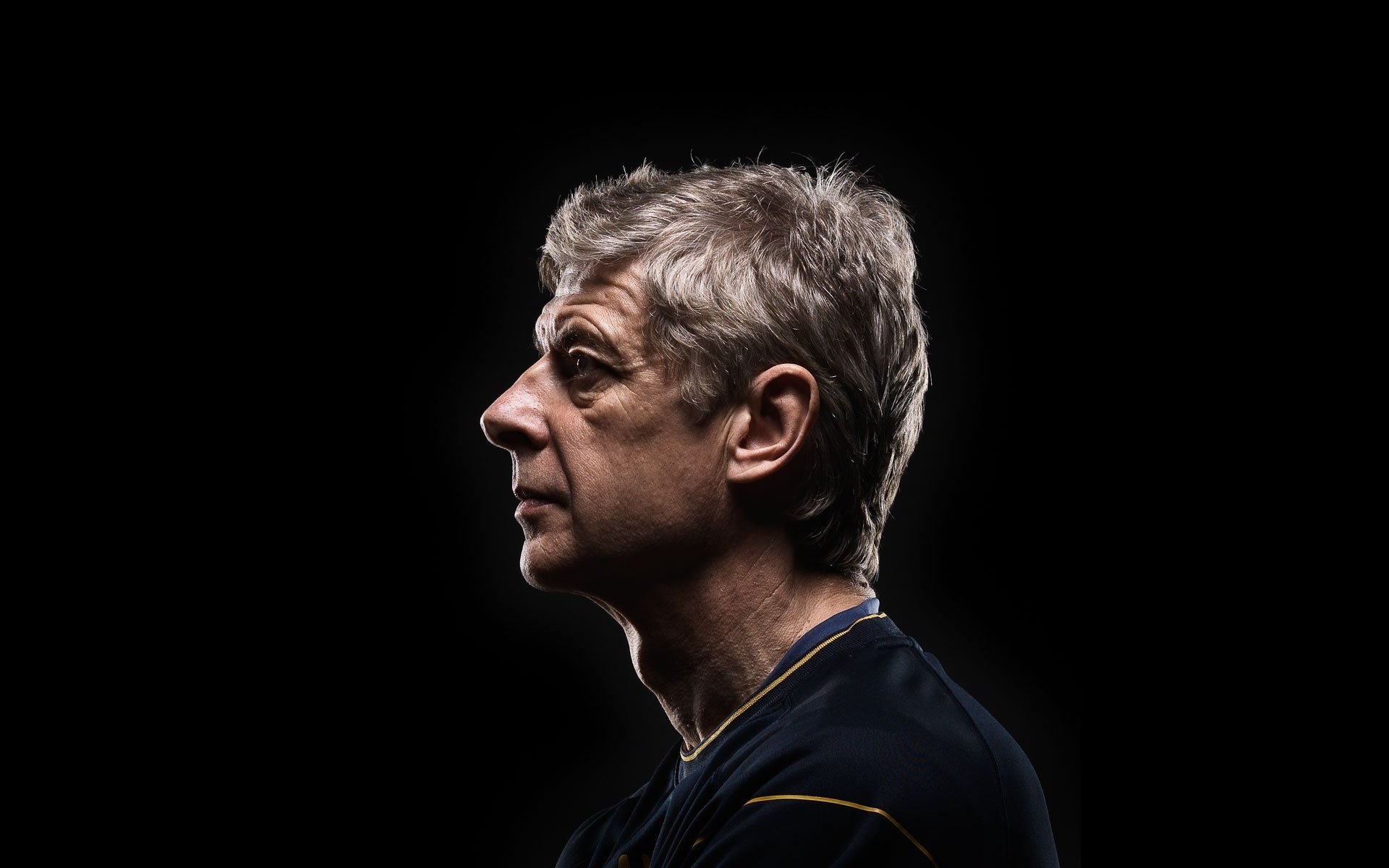 arsène wenger trainer arsenal fußballverein gunners gesicht profil halbdunkel