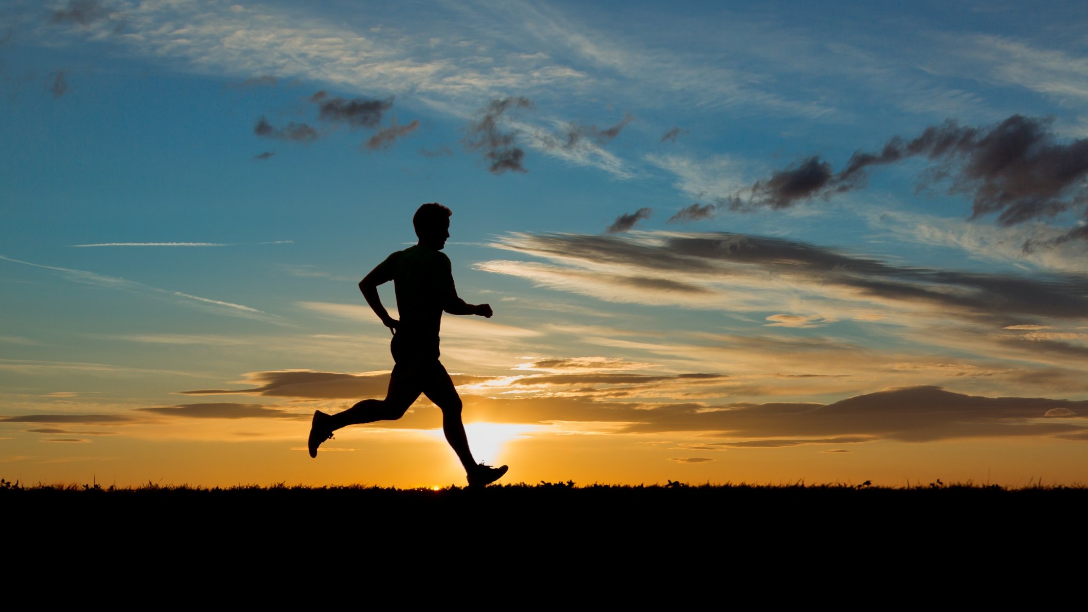 deporte novio hombre correr puesta de sol sol silueta nubes cielo fondo pantalla ancha pantalla completa fondo de pantalla