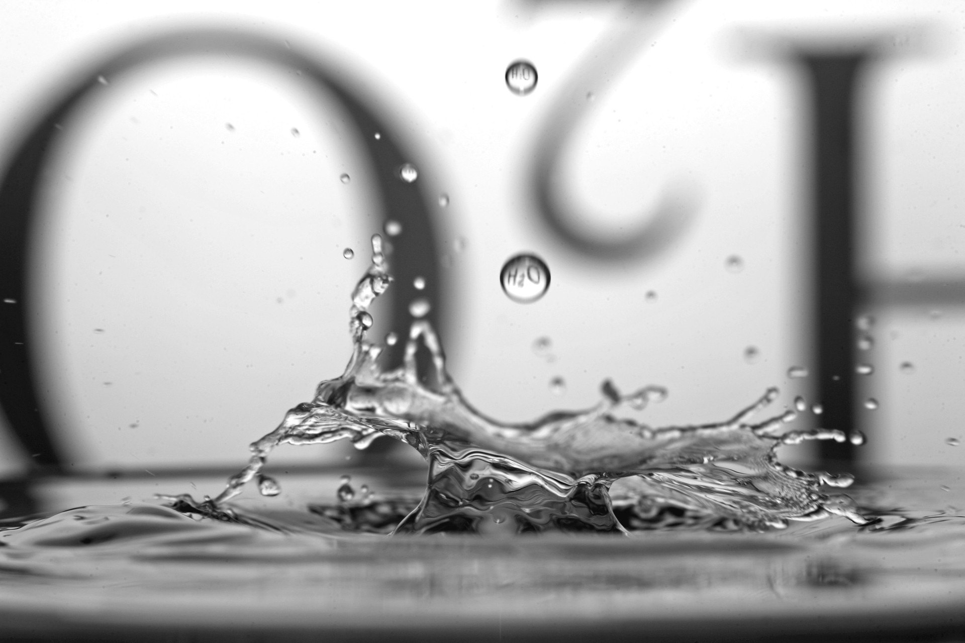 h2o goccia acqua bianco e nero