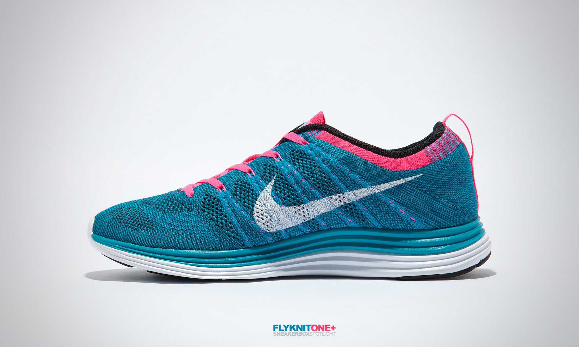 nike flyknit one+ lunaire vue latérale nike sneaker