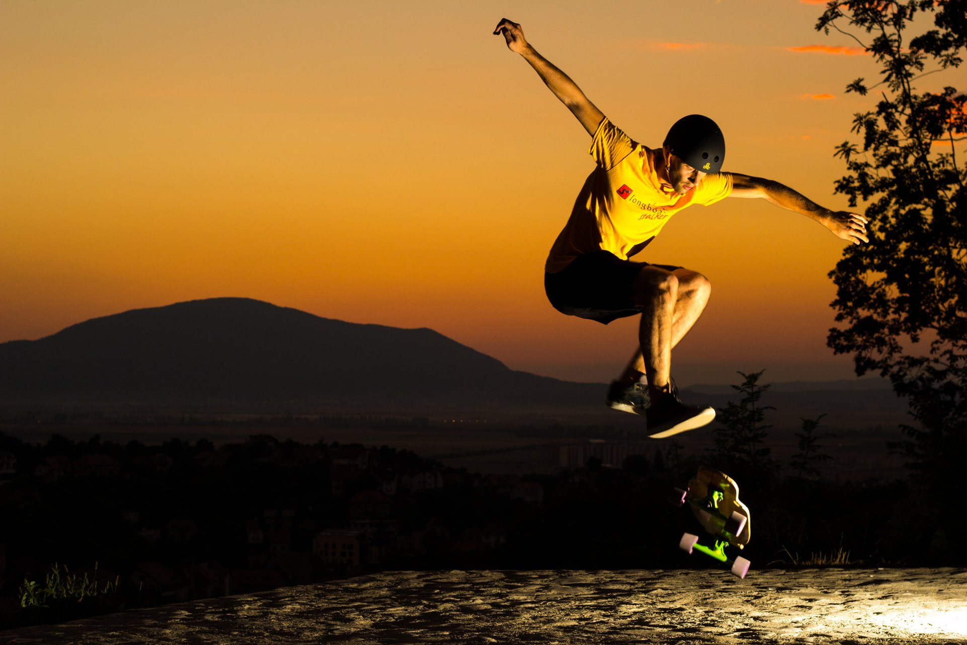 skate gars casque saut coucher de soleil