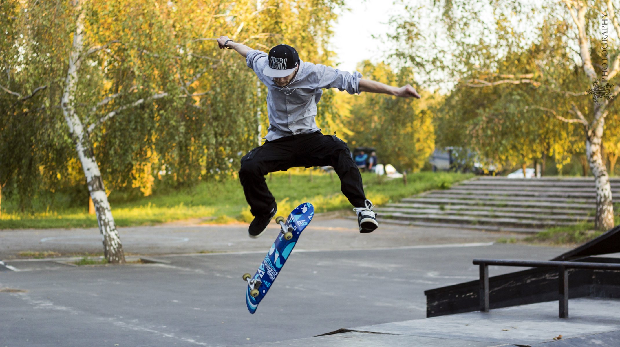 aleja schody park zieleń facet skok skate sytuacja