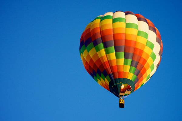 Globo colorido brillante en el cielo azul