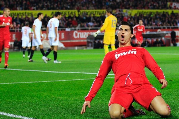 Ronaldo in campo in ginocchio