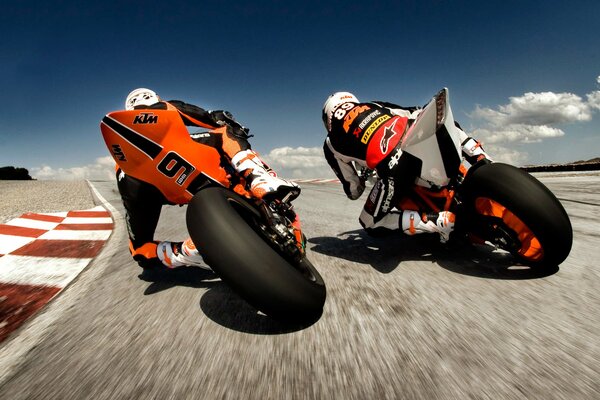 I motociclisti corrono ad alta velocità
