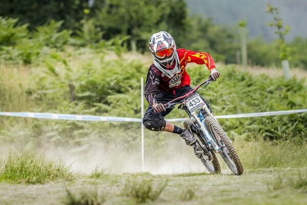 Sportliche Rennen mit dem Fahrrad durch die Natur