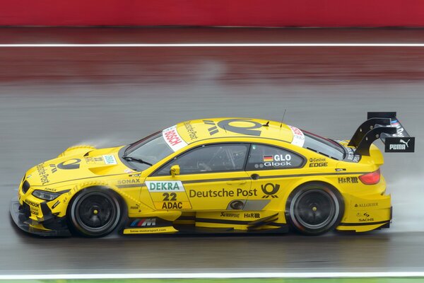 Bmw M3 DTM amarillo en la carrera