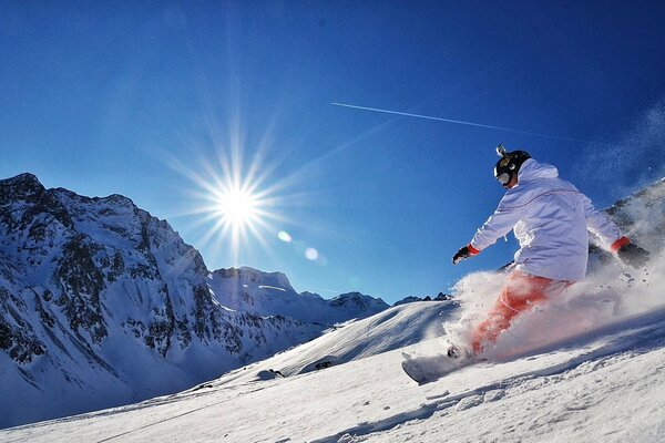 Tiempo de nieve y hombre en snowboard