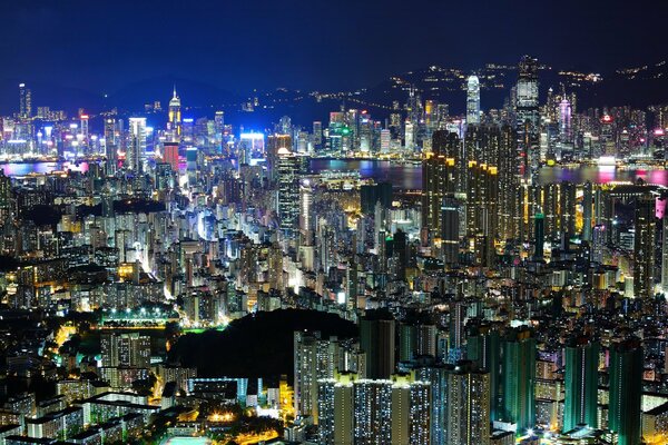 Hongkong z lotu ptaka w nocy