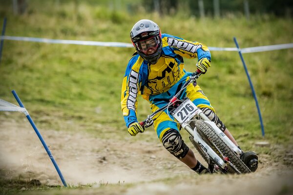 Atleta in bicicletta in attrezzatura in pista