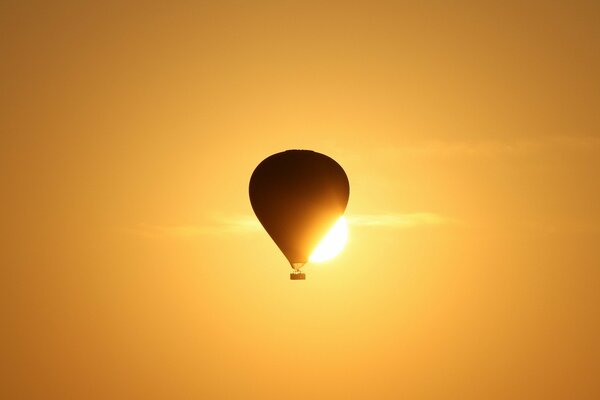 Ballon am orangefarbenen Himmel