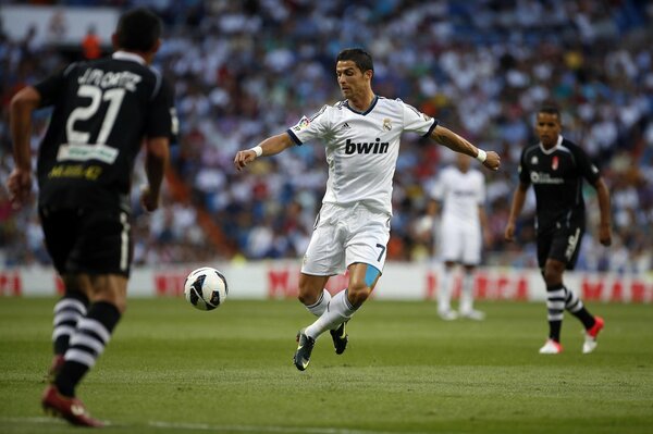 Jugadores del real Madrid en el campo de fútbol