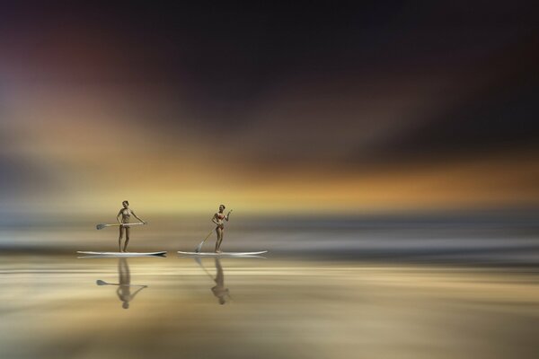 Dos chicas con remos en el mar