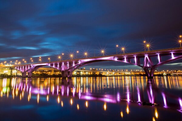 Puente chino con luces y luces de la ciudad