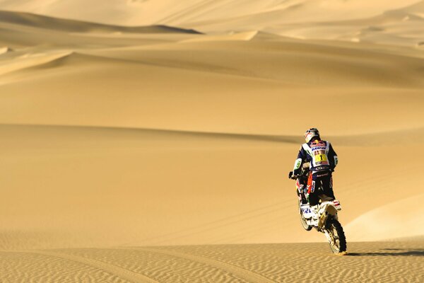 Course de moto dans le désert sans fin