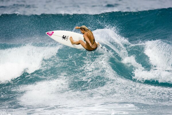 Fille de surf sur une planche dans l océan