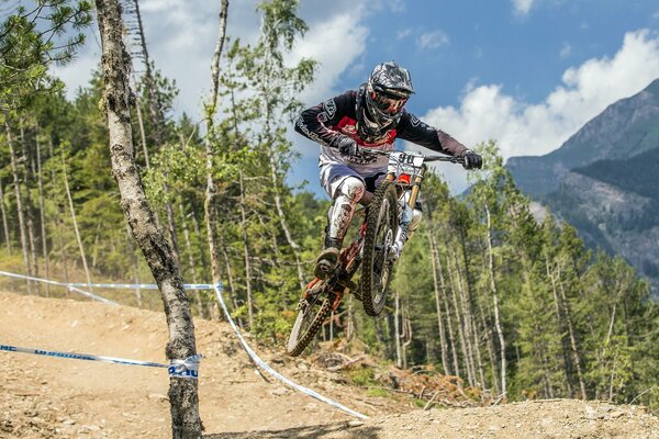 Cycliste participe à la course sur fond de montagnes