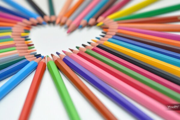 Gran cantidad de lápices de colores