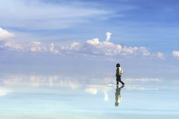 Cielo blu con nuvole sopra la Bolivia