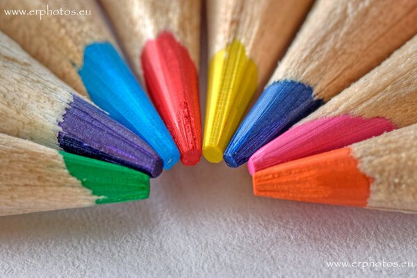 Восемь разноцветных грифельных карандашей