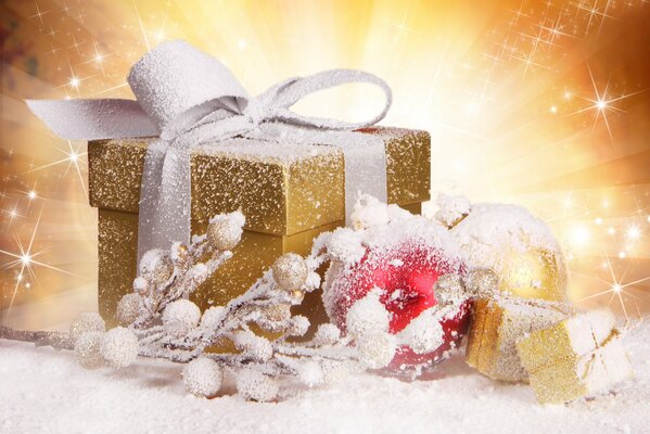 Boîte cadeau en or avec branche de neige
