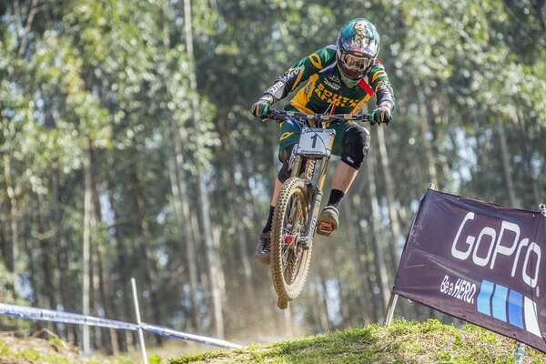 Homme au casque dans une course cycliste